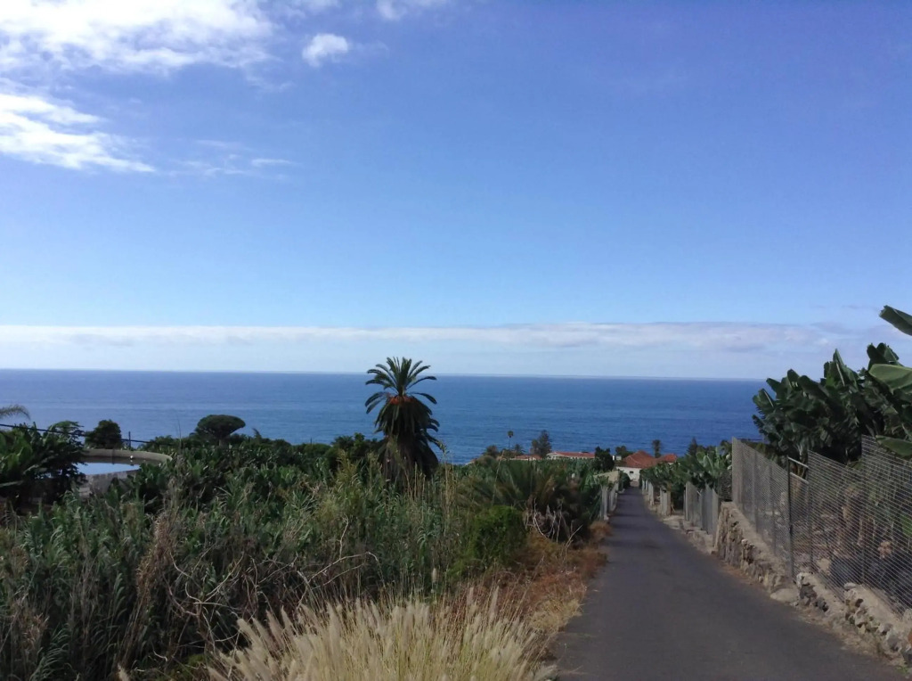 Villa in protected space in front of the sea