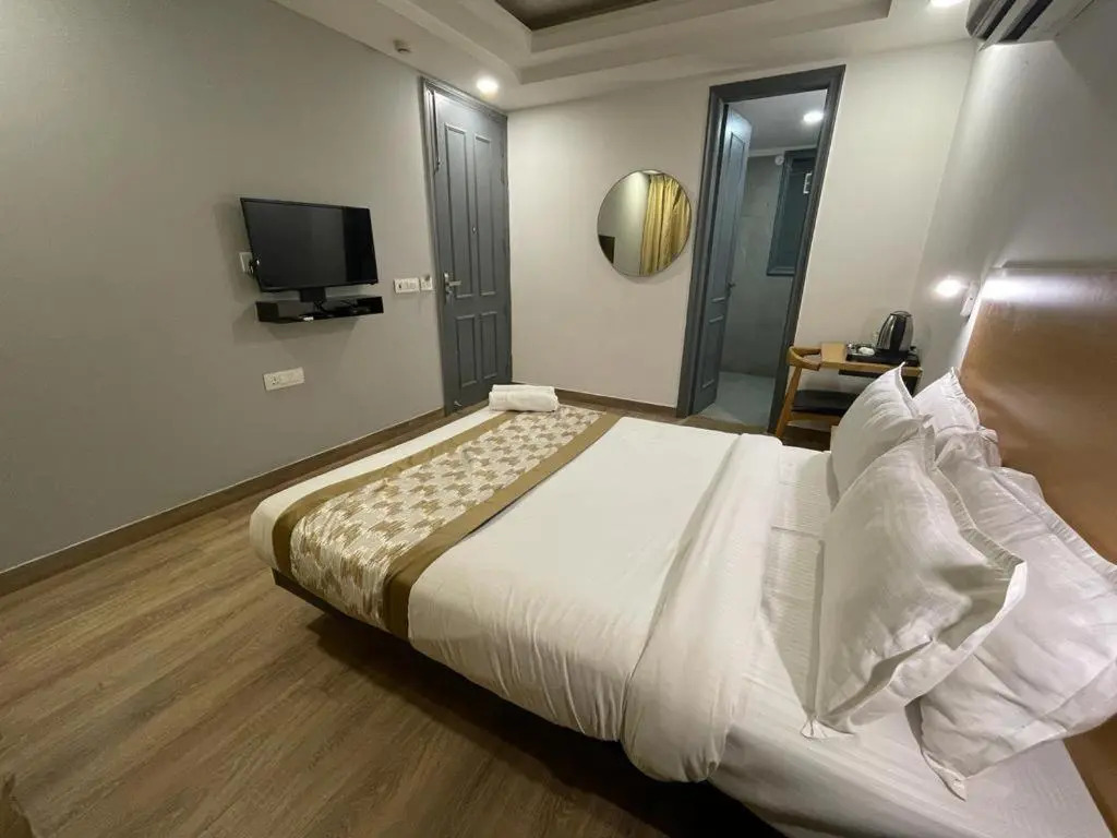Saltstayz Express - Golf Course Road & DLF Phase-1
