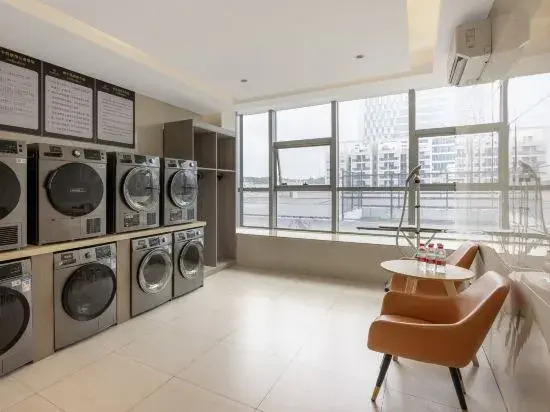 Vienna International Hotel (Shenzhen Pingshan High-Speed Railway  Baolong Subway Station  Branch)