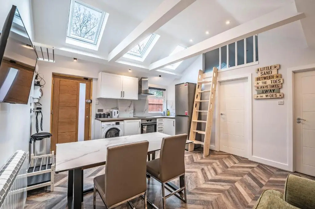 The Cottage - Beach Hut style residence near the beach-sleeps 4-6