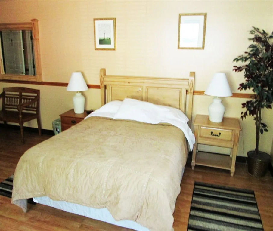StrawberryInn River Front Resort