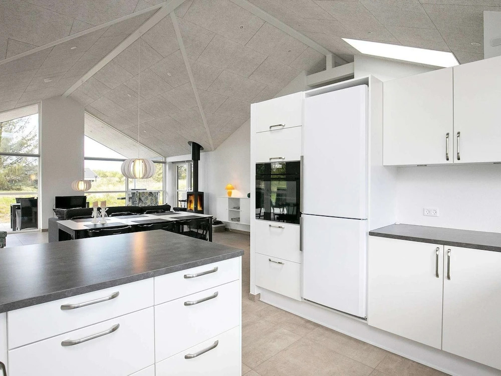 Spacious Holiday Home in Humble With Beach Nearby