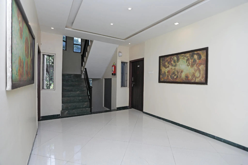 OYO 1216 Hotel New White House