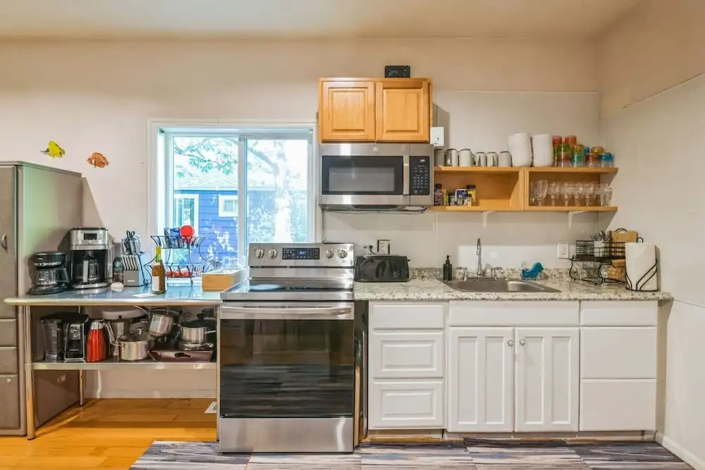 592 6 Bedrooms Walking Distance to Airport