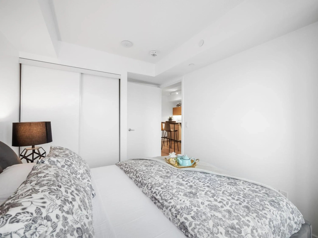 Sleek 1BR + office Condo - CN Tower/Skyline view
