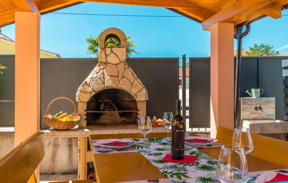 Nice Home in Porec With Wifi and 2 Bedrooms