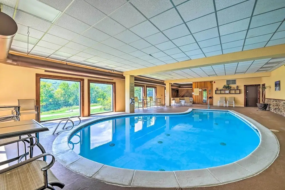 Comfortable Dover Apartment: Walk to Mt Snow!