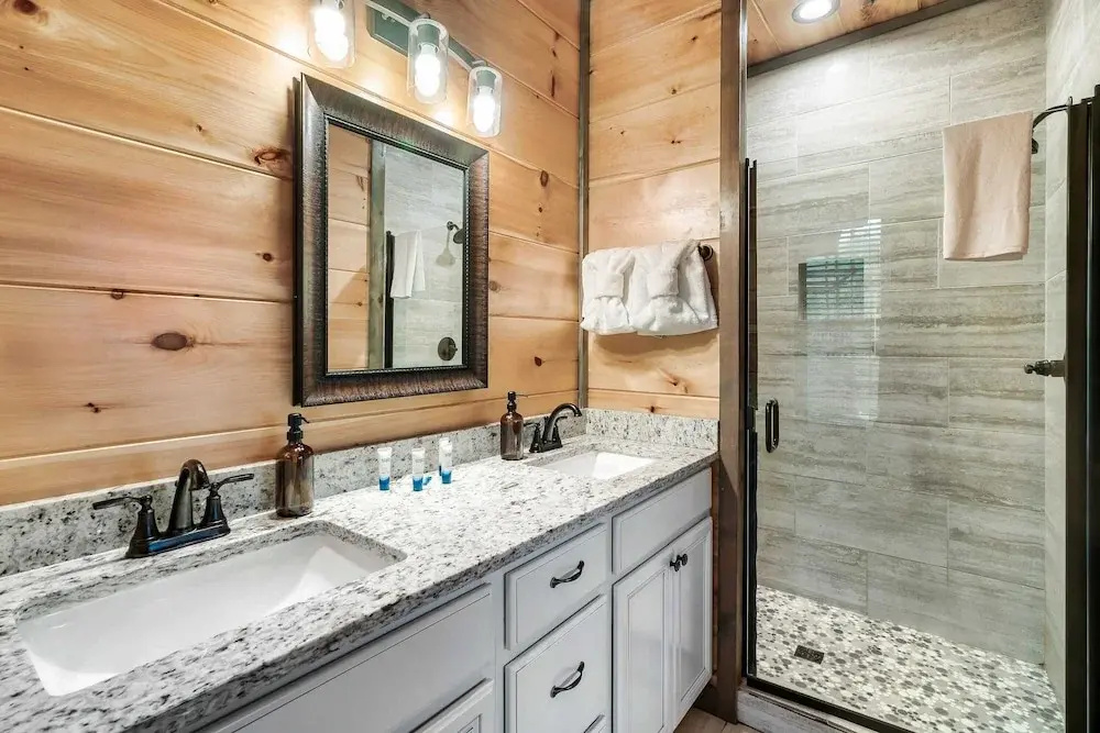 Smoky Horizon by Avantstay Game Room, Movie Theater, Deck w Hot Tub Views!