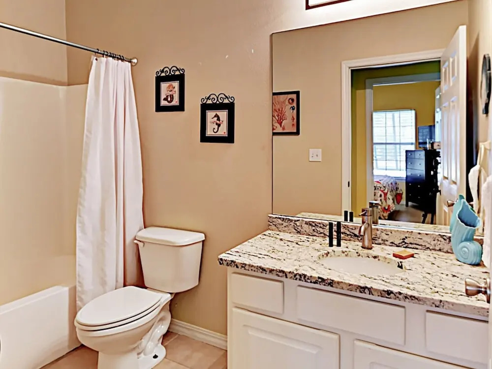 Natures Haven - Updated W/ Pool & Lake 3 Bedroom Condo
