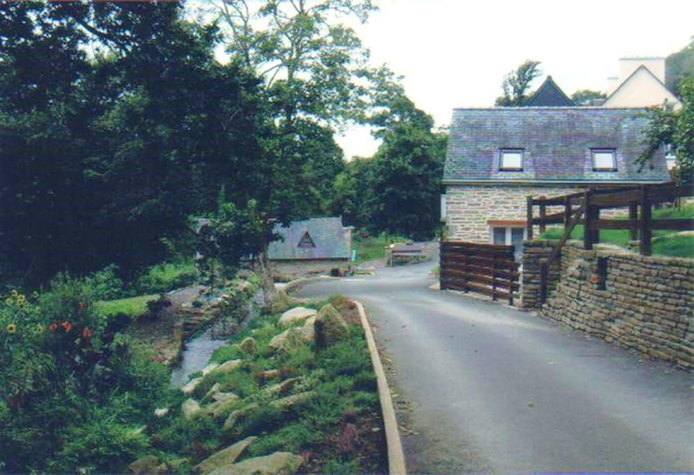 House With one Bedroom in Beuzec-cap-sizun, With Wonderful Lake View and Enclosed Garden - 2 km From the Slopes