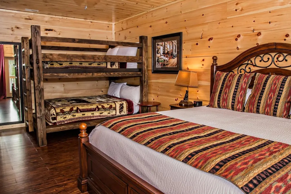 Breathtaking 14br Cabin Elevator Views Games Hot Tubs Galore