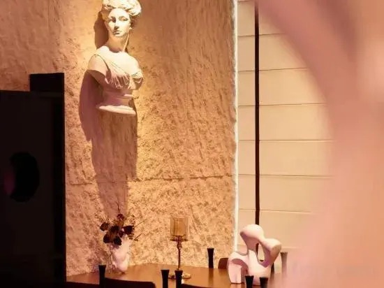 THE  YES  Hotel