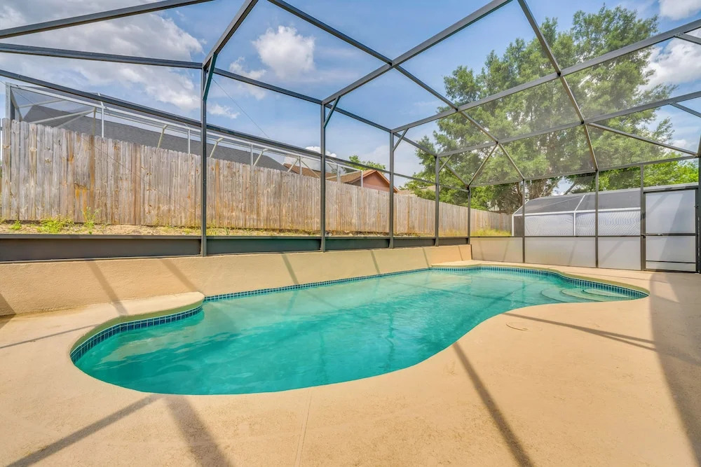 Theme Park Hub 4 Mi to Disney! Poolside Retreat