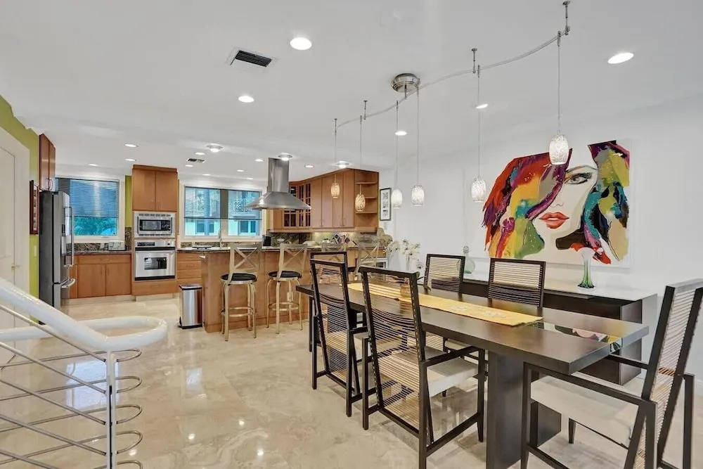 518 Massive Waterfront Home With Pool