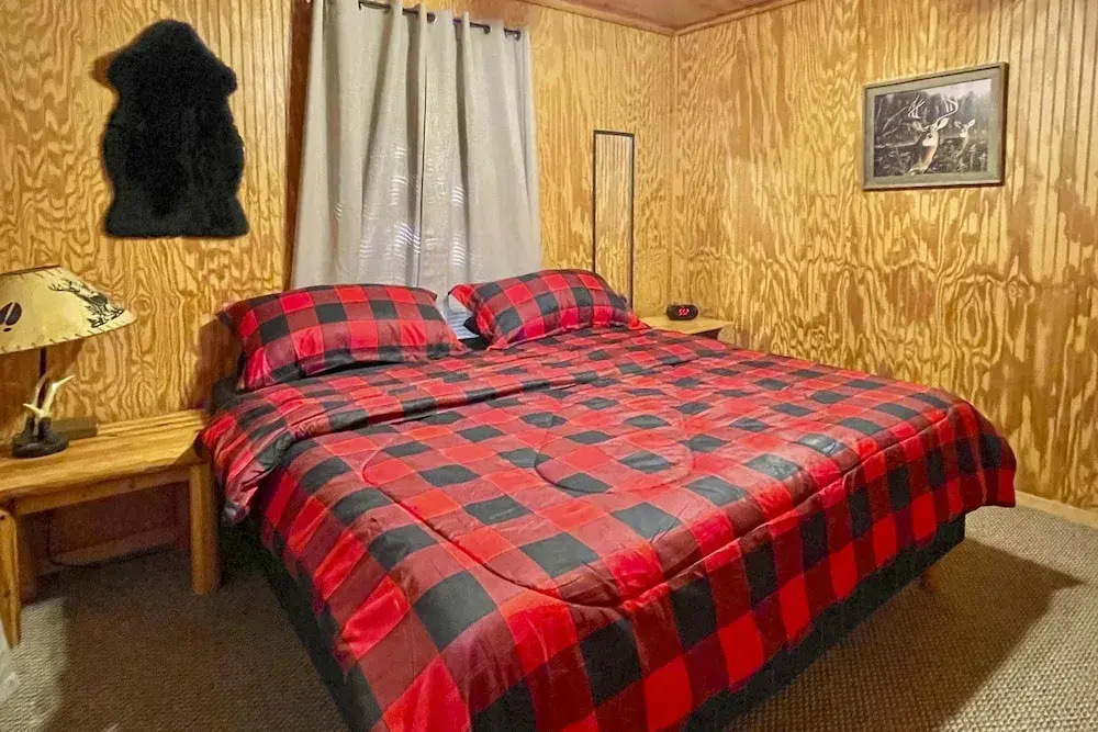 Broken Bow Cabin w/ Hot Tub, Near Hiking + Fishing