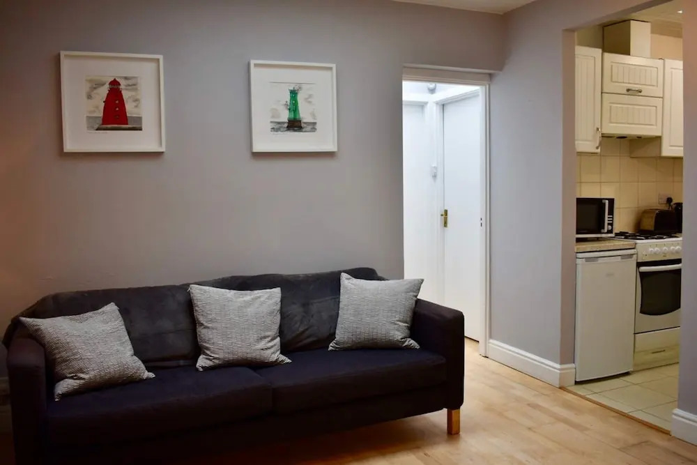 Charming 2 Bedroom Cottage in Central Location