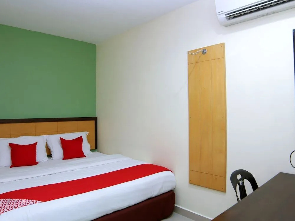 OYO 44054 Holiday Mansion Inn