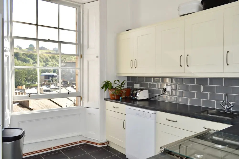 Sophisticated 2 Bedroom Edinburgh Flat Near Old Town
