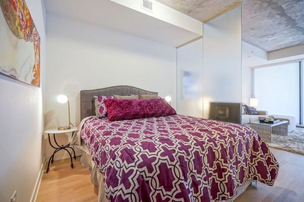 Spectular 1BR Condo in Hot King West