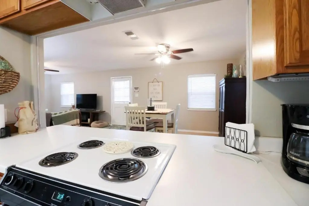 SUNNY DAZE Walk to Beach 2 Decks Pet Friendly Has a Mini Bar