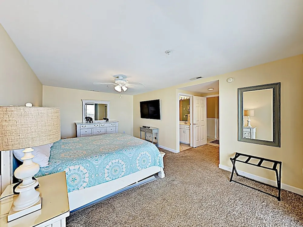 New Listing! Ocean-view W/ Rooftop Pool 4 Bedroom Condo