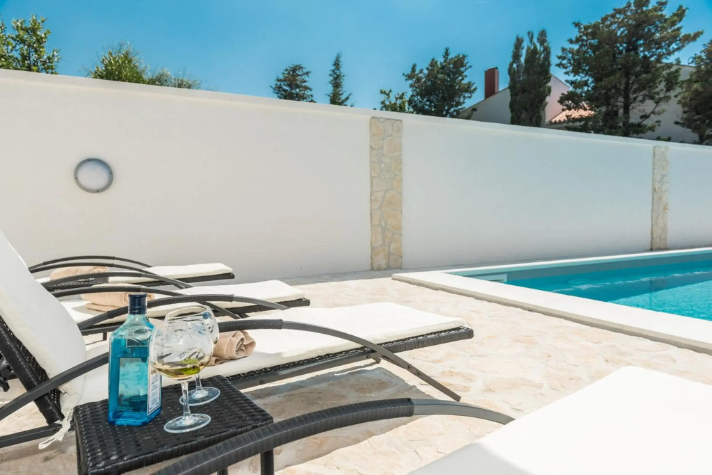 Villa Star 4 luxury apartment with a pool