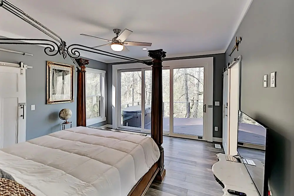 Lavish W/ Hot Tub - Near Asheville, Skiing 3 Bedroom Home