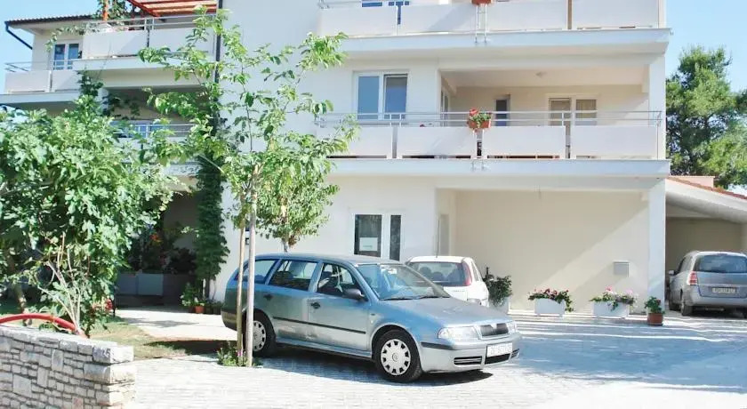 Apartments Levan 153