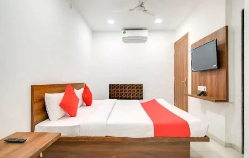 OYO 70780 Hotel Apple Grand