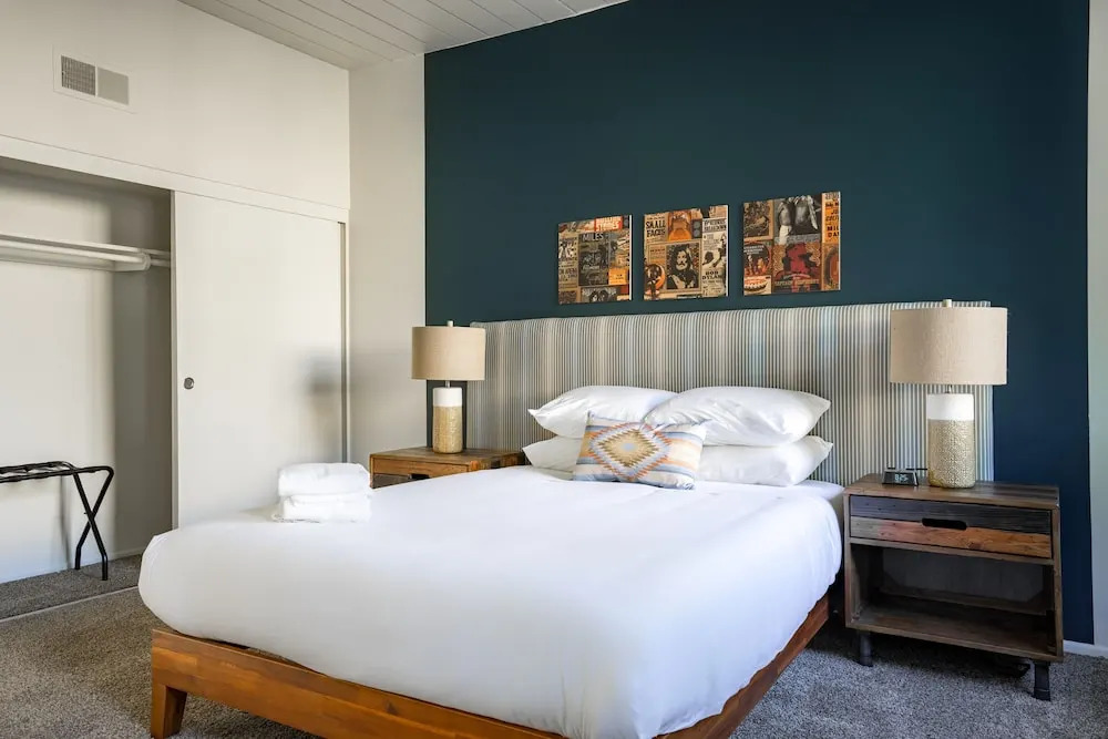 WanderJaunt-Serrano-2BR-Point Loma