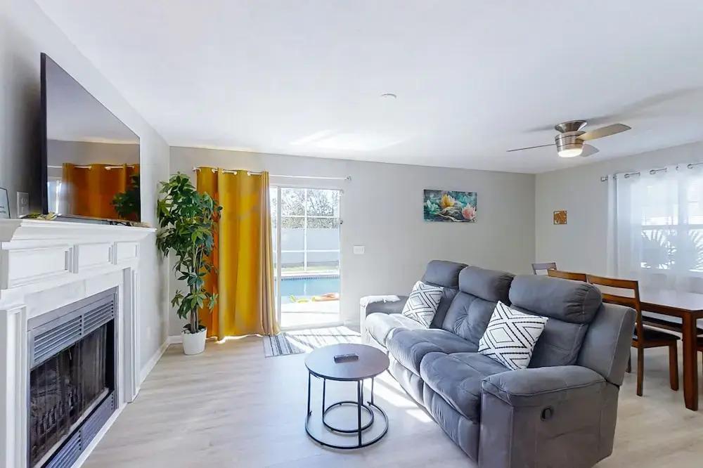 Pristine Palms House in Palm Coast With Enclosed Pool & Full Kitchen