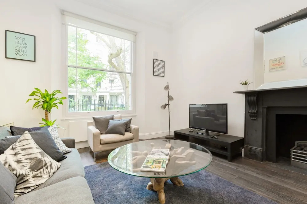 2 Bdr Queens Gardens by the Residences