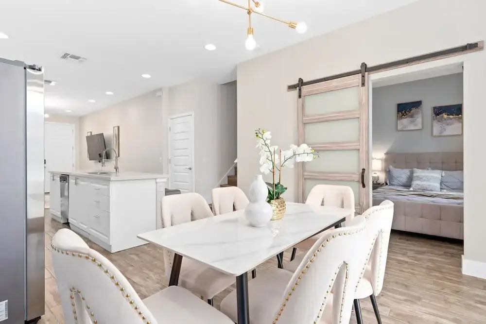 Super Cool- Sleeps 17 Newly Built Near Parks