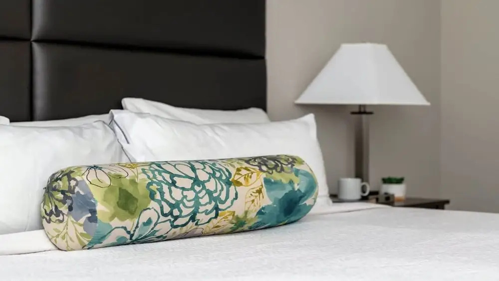 Bold CozySuites w/pool, gym, roof 8