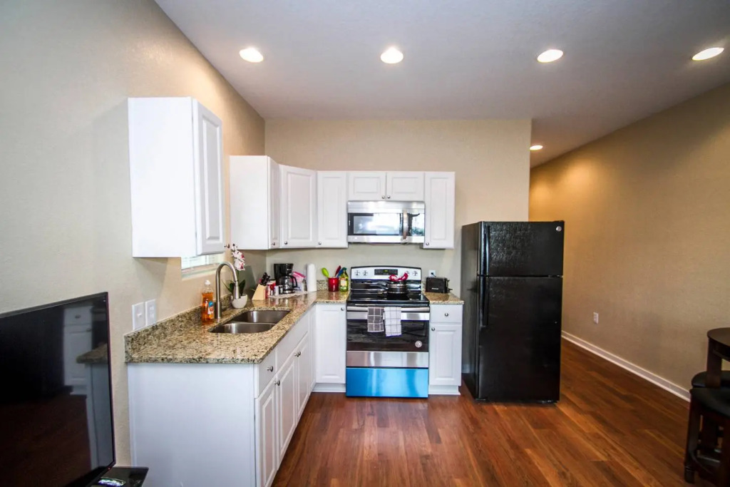 Hackberry St #A Renovated 2BR/2BA Near Downtown