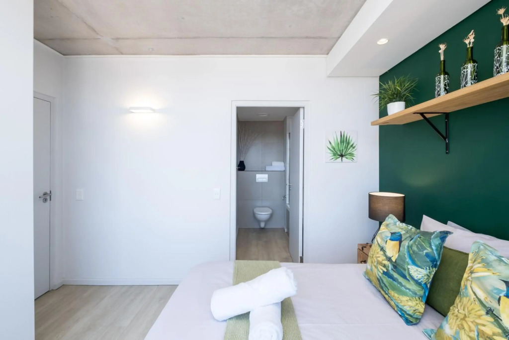 Modern Two Bedroom Unit, Mountain & Harbour Views