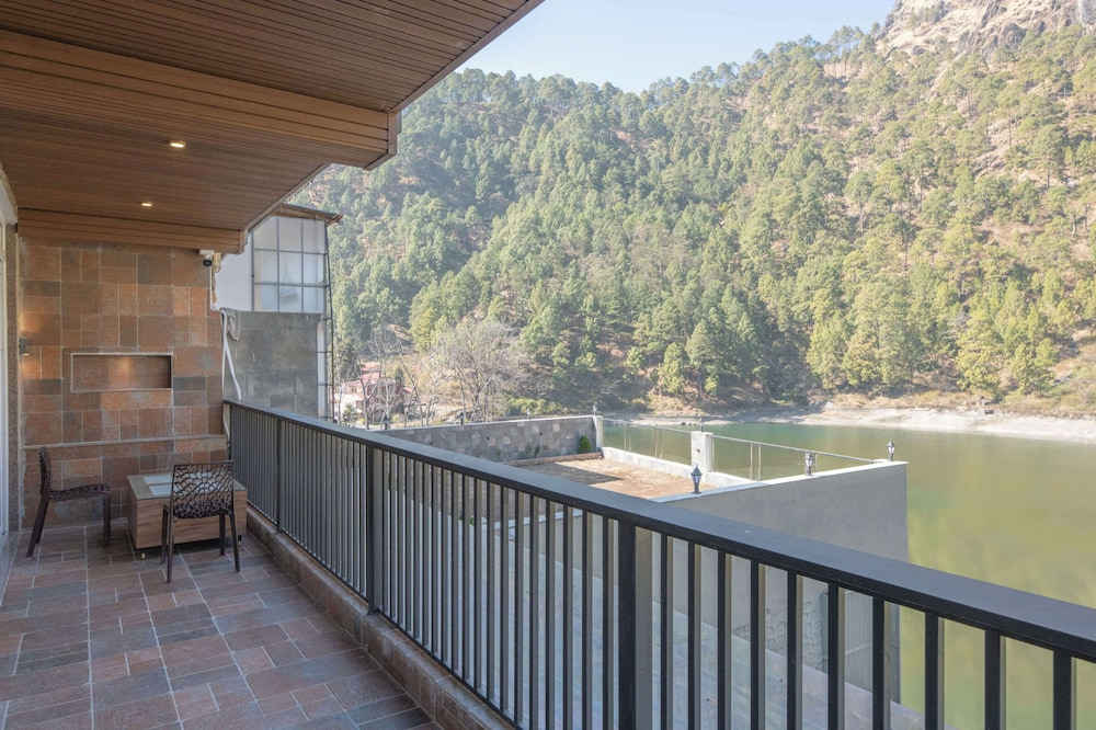 Alaya Stays Lakefront Escape 2BHK Suite
