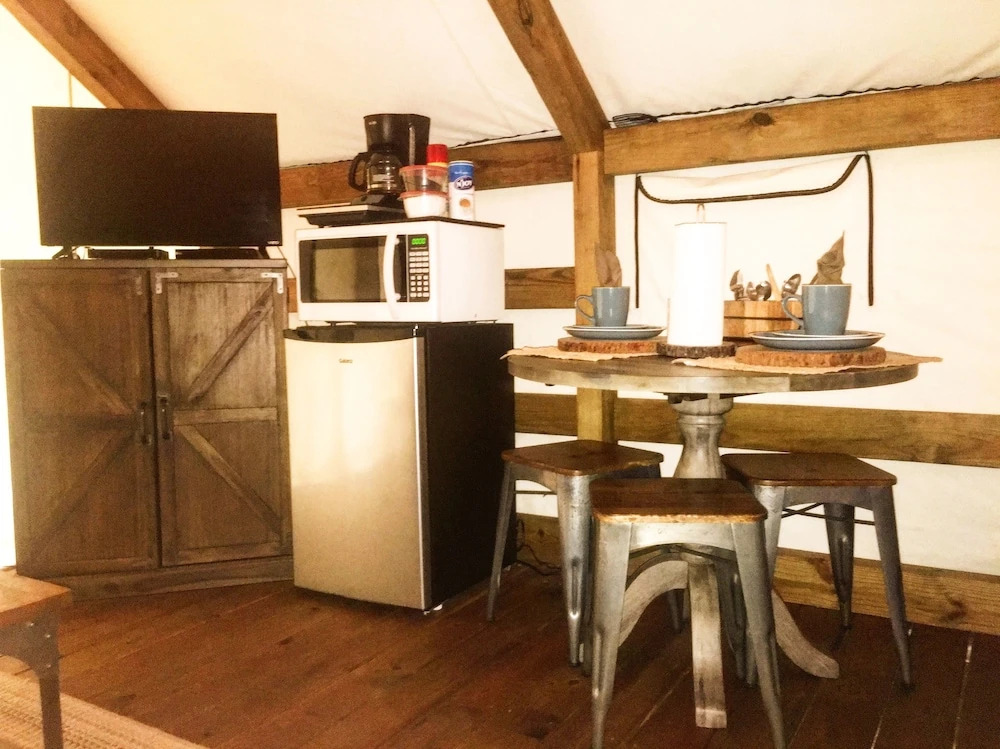 Geronimo Creek Retreat Glamping Cabin #5 - Campsite