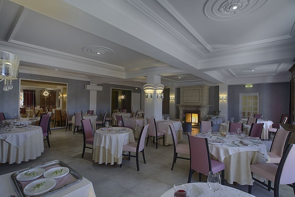 Logis Hôtel Restaurant Aux Maisons