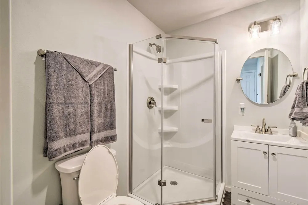 Cozy Cottage on the Coast Near Downtown Westport!