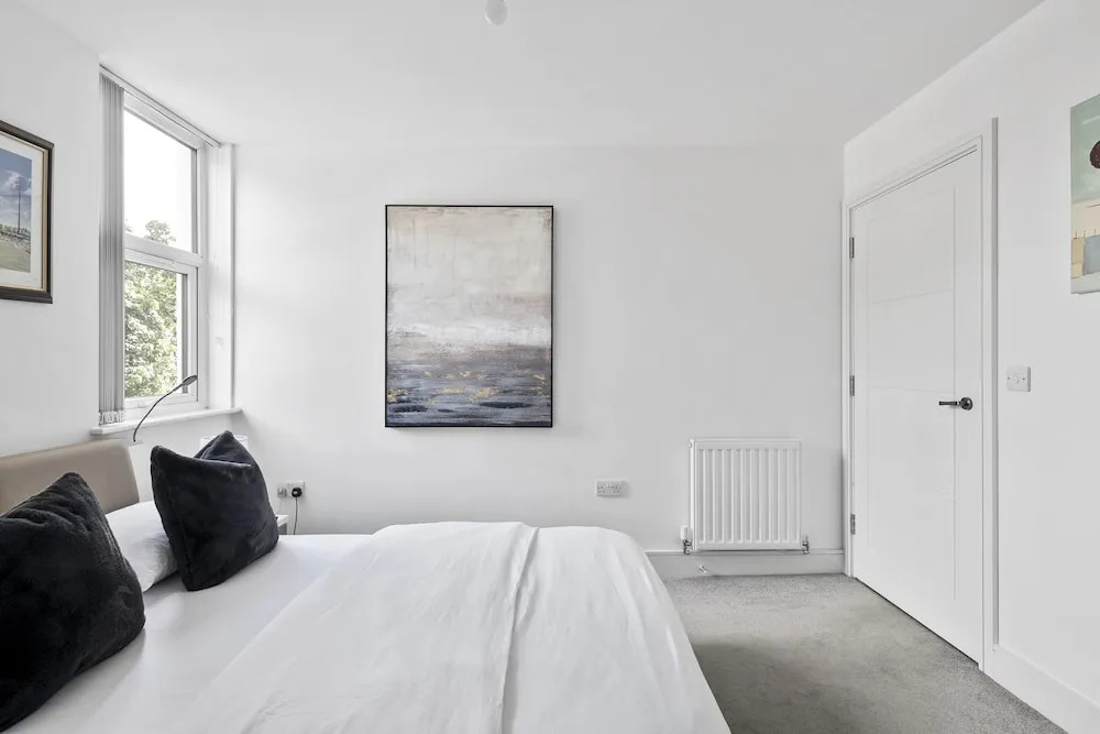 Luxurious 2 Bedroom Apartment With Free Parking