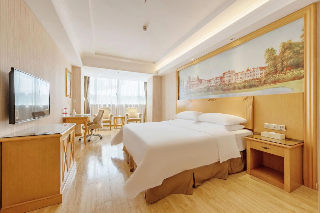 Vienna Hotel Shenzhen (FuYong metro station branch)