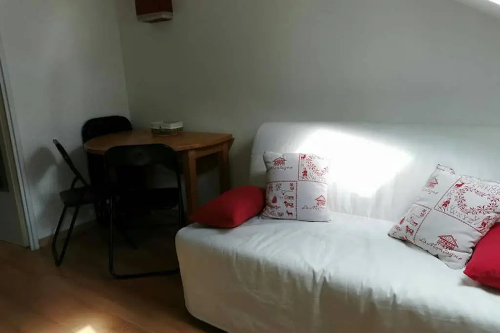 Studio mansardé 18 m2 climatisé avec piscine privée
