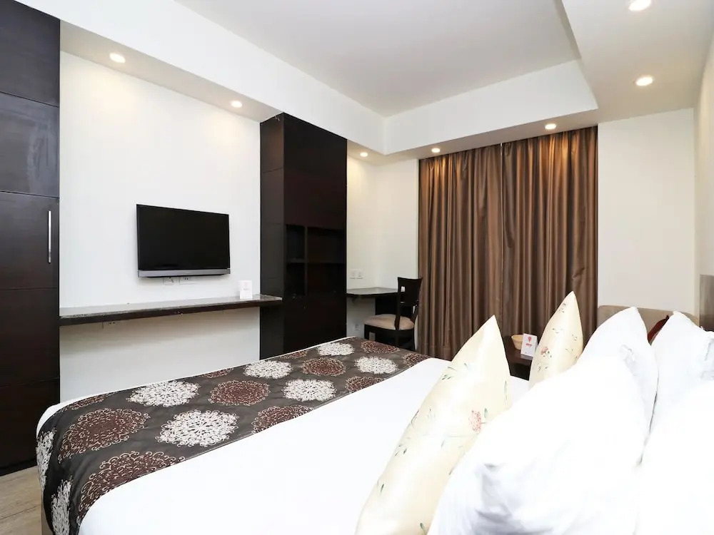 Capital O 2642 Golden Lakes Hotel