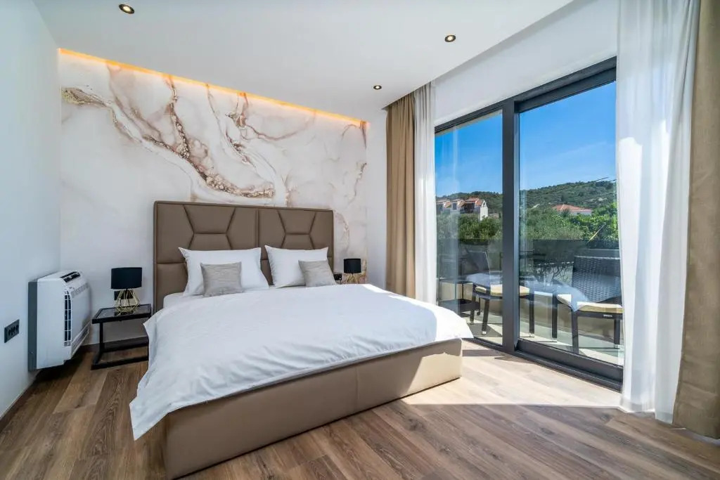 Villa Lady Maris with heated private pool, 5 en-suite bedrooms, 70m from beach