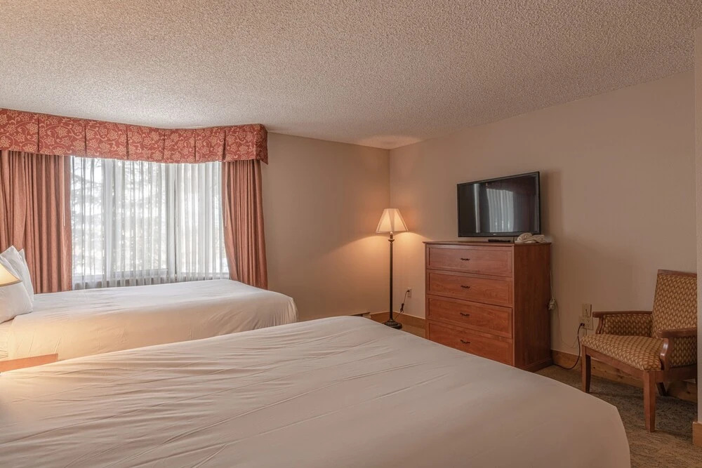 Grand Lodge 1-Bedroom Condo with 3 Queens & Close to Everything 1 Condo - No Cleaning Fee! by RedAwning
