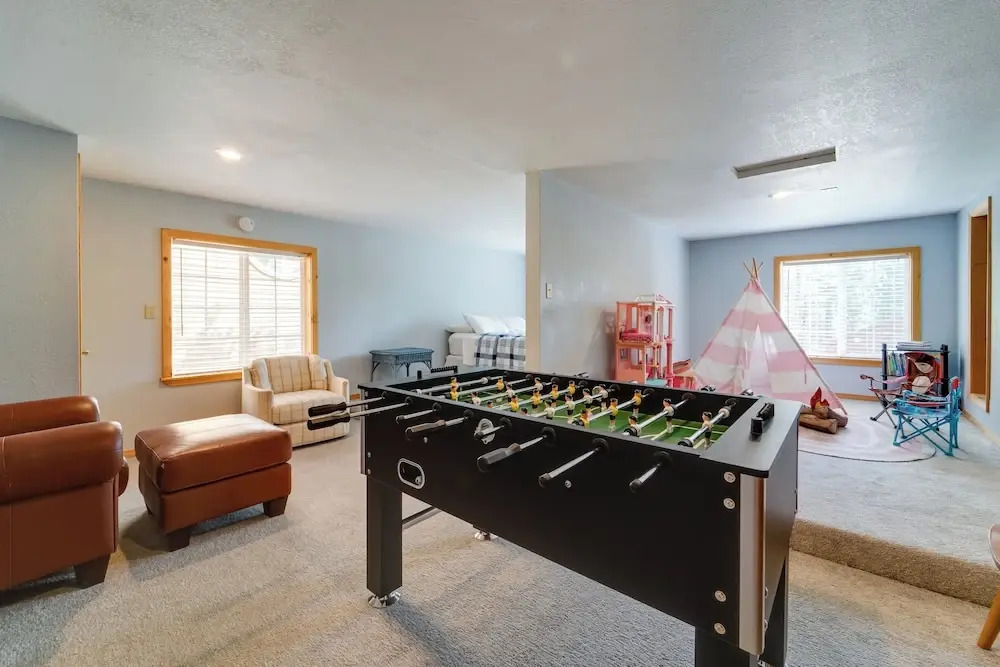 4 Mi to Downhill Ski Resort! Spacious Family Haven