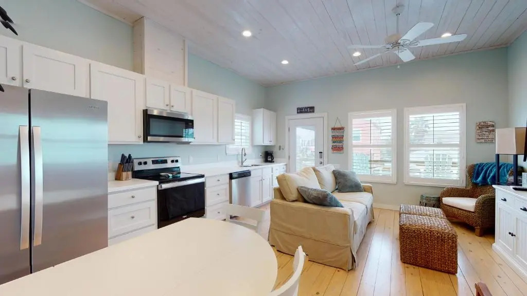 ESB02 Cozy cottage, Close to beach, Shared Pool