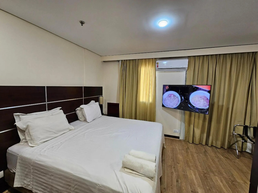 Flat com 1 quarto sala, cozinha de apoio, banheiro, serviços de arrumação diária.