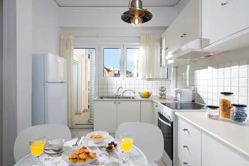 Bright stylish flat 10' walk to centre